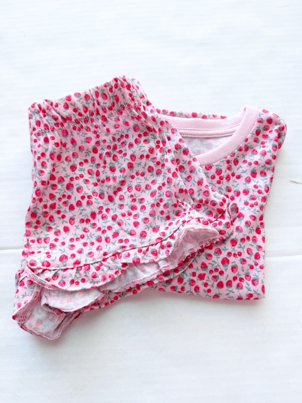 Gap Girls New Short Pajama Set in Strawberry & Cherry
Print NWT - Picture 16 of 16